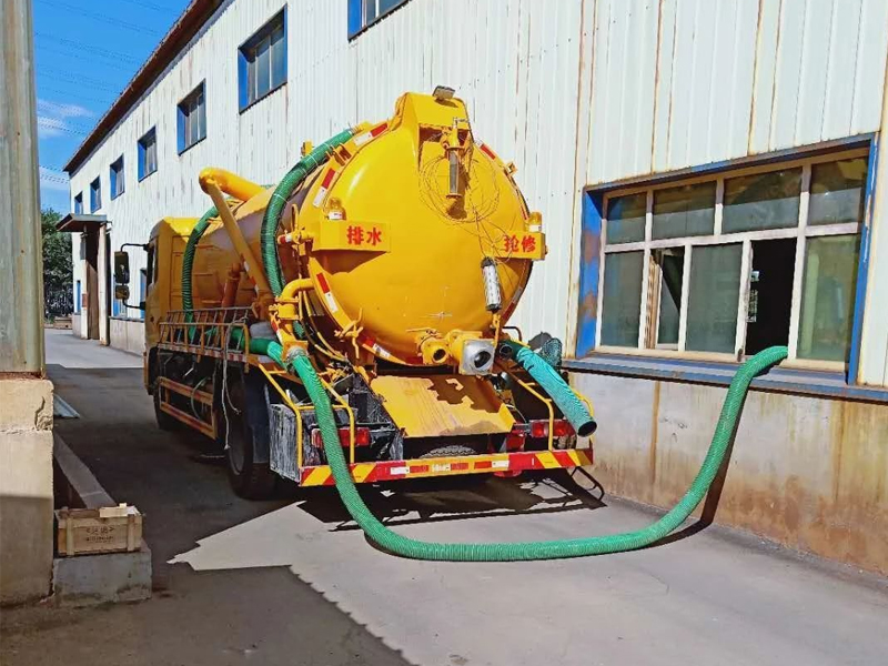 摄山村厂区化粪池清理