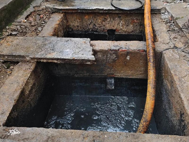 摄山村清理化粪池